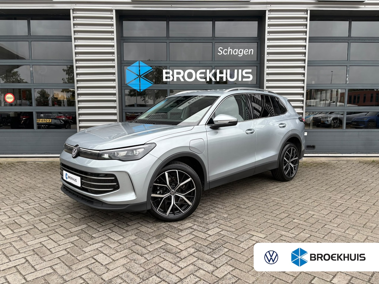 Volkswagen Tiguan - 1.5 TSI eHybrid 204 pk Elegance | Wegklapbare Trekhaak | Achteruitrijcamera | Cruise contr - AutoWereld.nl