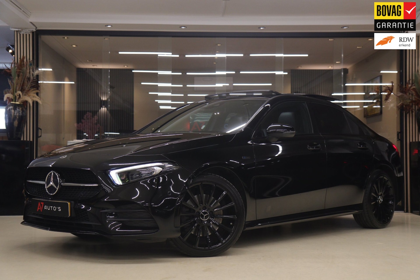 Mercedes-Benz A-klasse - 250 e Premium Plus AMG NIGHT PAKKET PANO/BLACKSTYLE/CARPLAY/CAM/BOMVOL - AutoWereld.nl