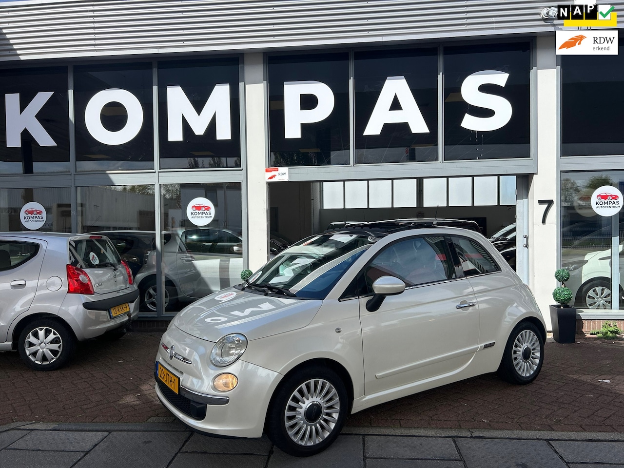 Fiat 500 - 1.2 Lounge |AUTOMAAT|CARPLAY|NAP|PANO|AIRCO|NW.Apk|P.SENSOR|ROOD LEER|LM.VELGEN|ORG.NL| - AutoWereld.nl