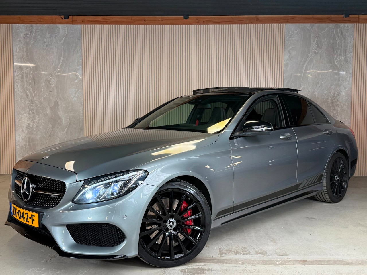 Mercedes-Benz C-klasse - 450 AMG 4MATIC Nwe Apk Pano Airco Cruise Control - AutoWereld.nl