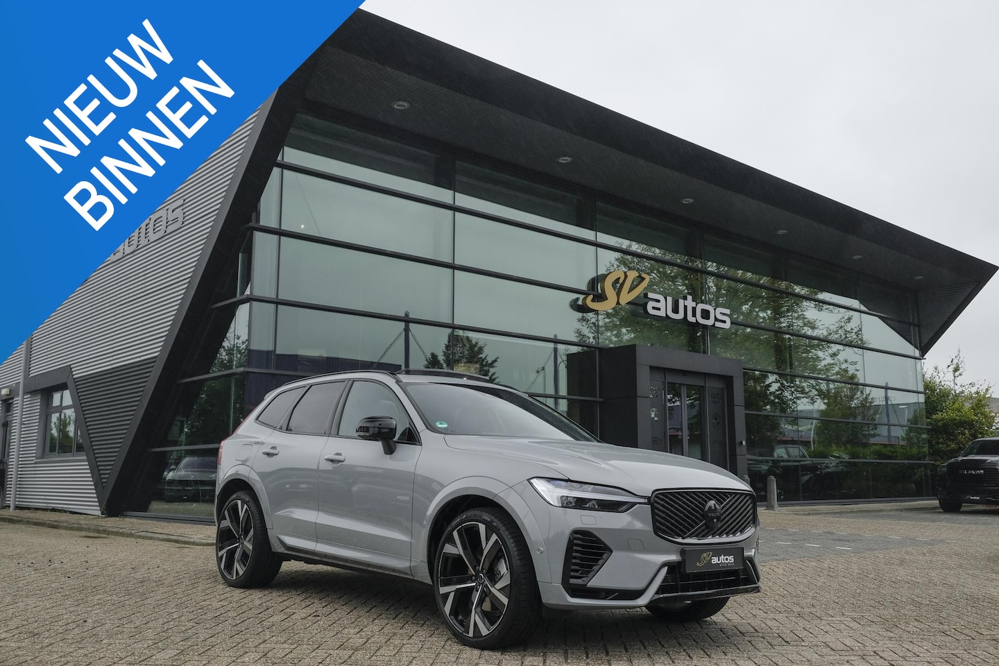 Volvo XC60 - 2.0 T8 455pk Plus Black edition Panoramadak *BTW* Styling pack 22" LMV Harman/Kardon Bomvo - AutoWereld.nl