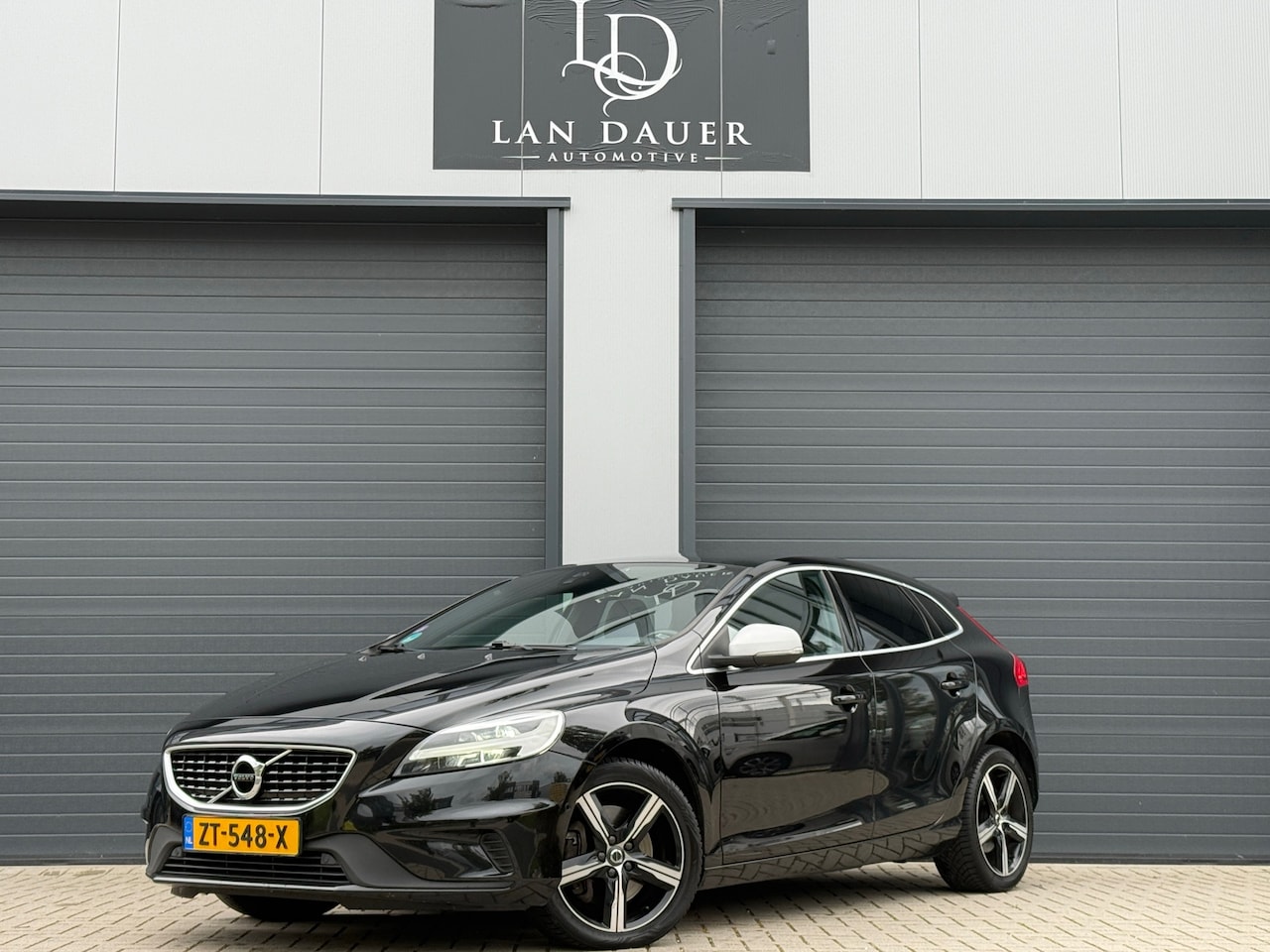 Volvo V40 - 1.5 T3 Polar+ Sport R-DESIGN ! AUTOMAAT / Trekhaak - AutoWereld.nl