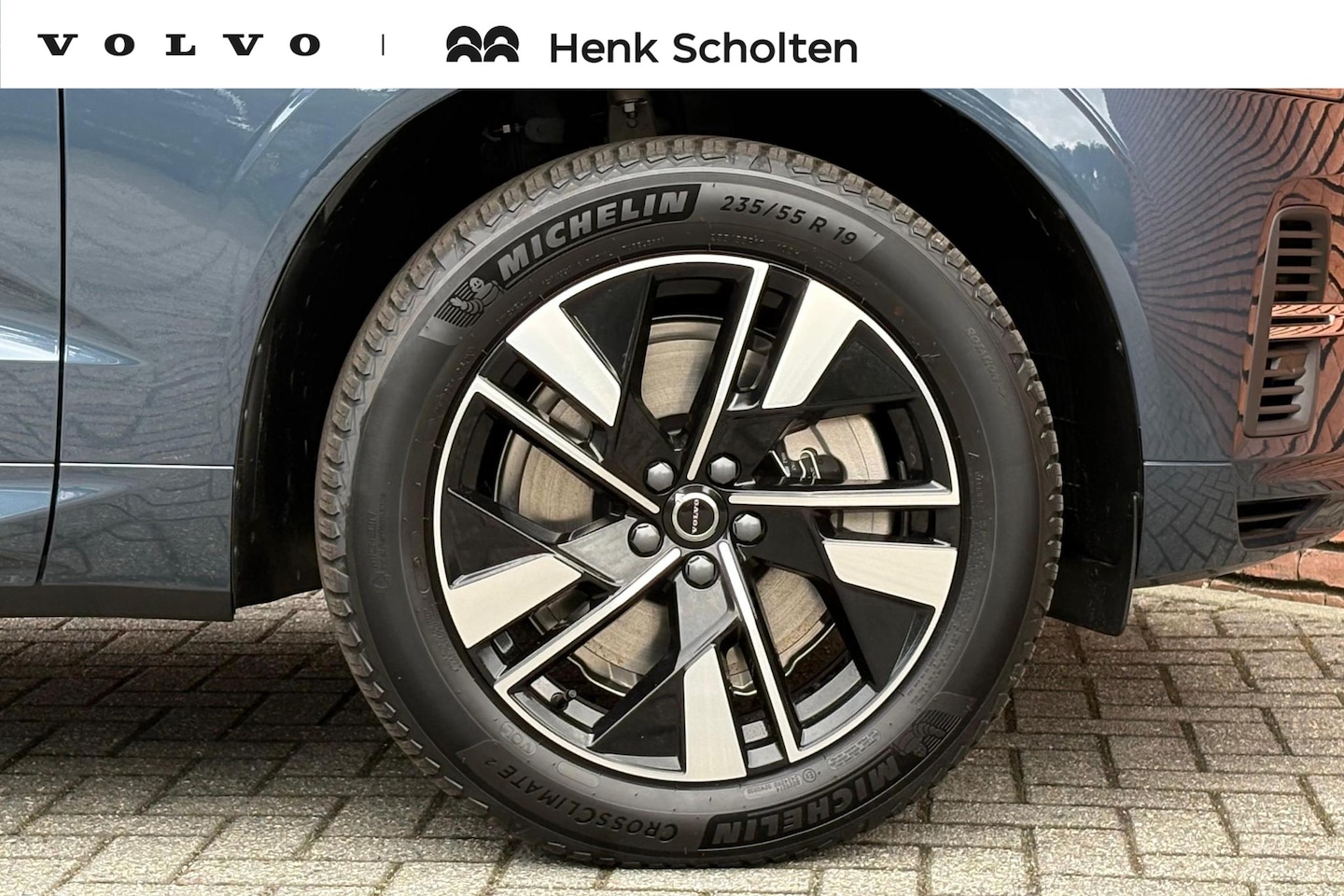 Volvo XC60 - 2.0 T6 Plug-in hybrid AWD Essential | Denim Blue metallic | Cardamom Nordico bekleding | 1 - AutoWereld.nl