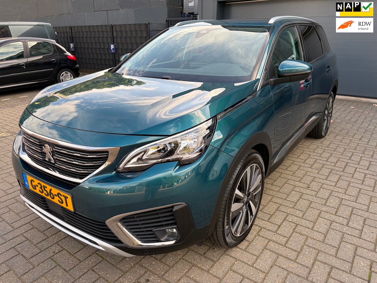 Peugeot 5008 - 1.2 PureTech Blue Lease Premium / 7-pers / Automaat / Trekhaak - AutoWereld.nl