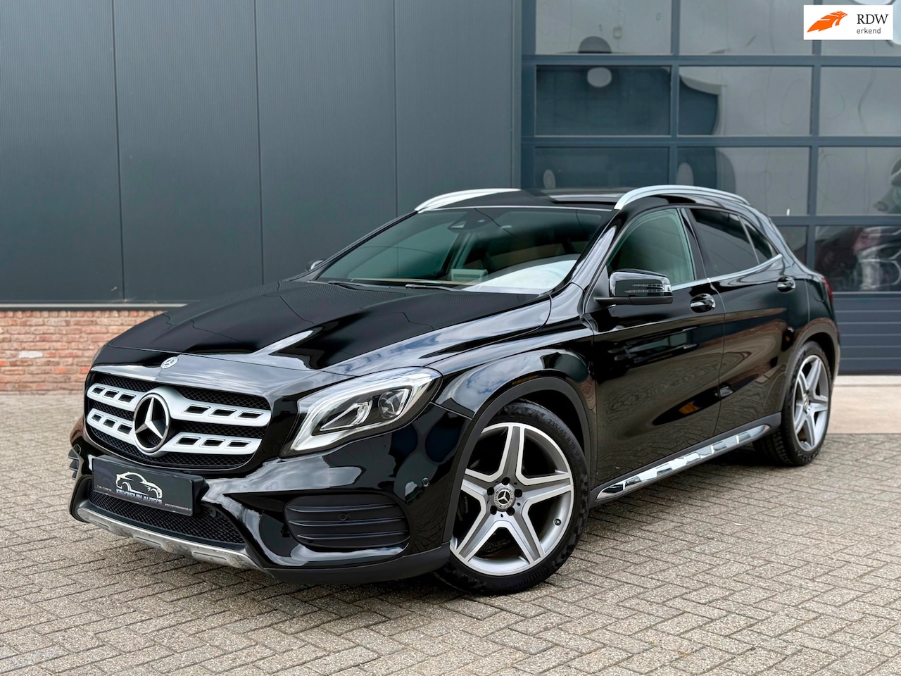 Mercedes-Benz GLA-Klasse - 180 AMG Line Automaat| 2018 | 66.111 km | Leder | CarPlay | 19” - AutoWereld.nl