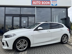 BMW 1-serie - 118i 136PK M SPORT APPCARPLAY/NAVI/P-CAM/SFEER/ DIGICOCKPIT/LED/2XPDC/KUIPZETELS/M-AERODYN