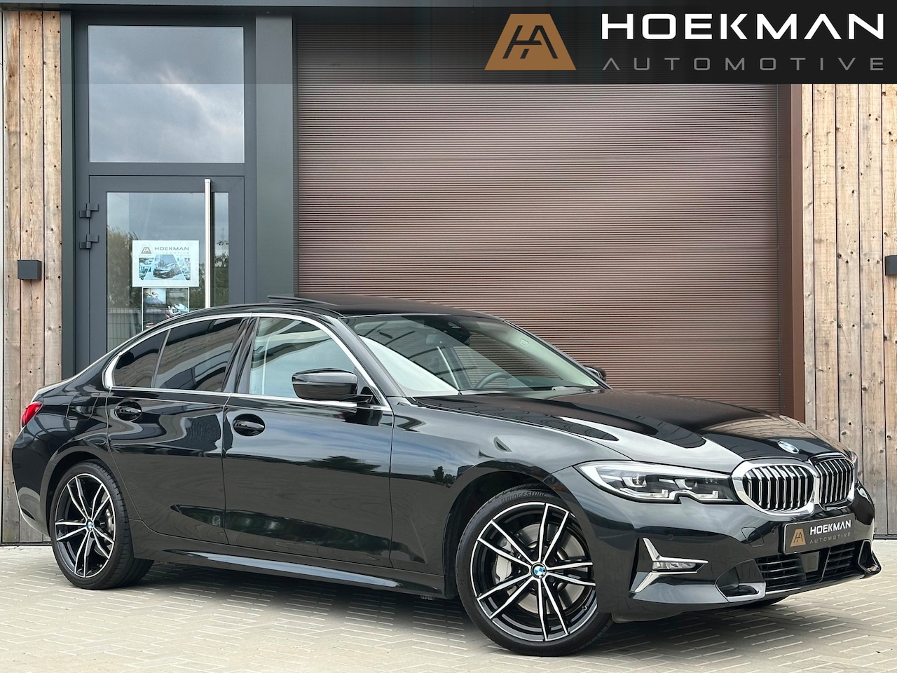 BMW 3-serie - 330i High Executive Automaat | Panoramadak, ACC, Leer, Trekhaak, Apple CarPlay, Stoelverw. - AutoWereld.nl