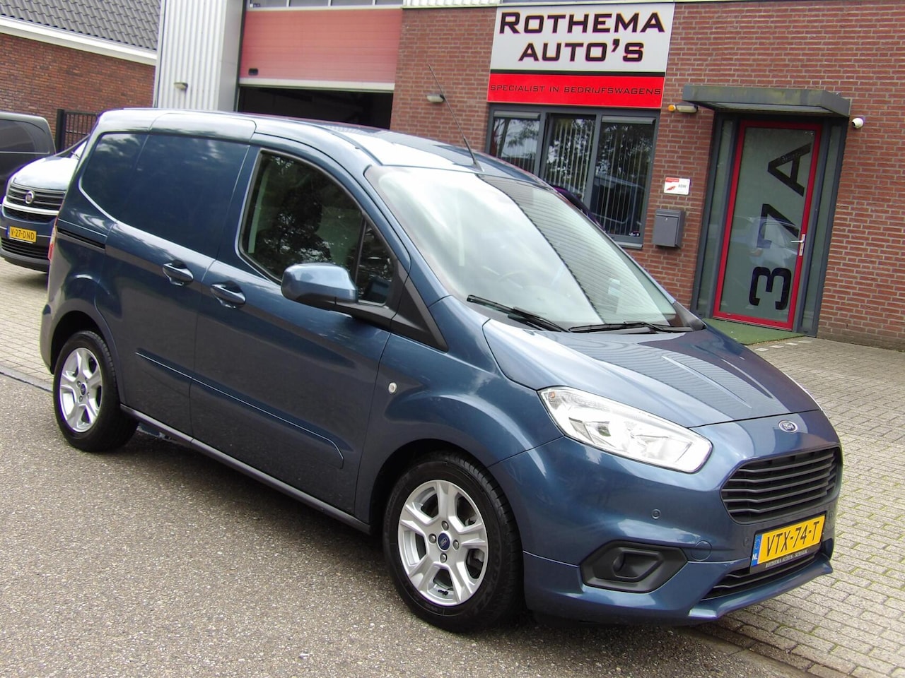 Ford Transit Courier - 1.0 BENZINE 100PK 2023 VELE EXTRA'S TOPSTAAT 1e EIGENAAR - AutoWereld.nl