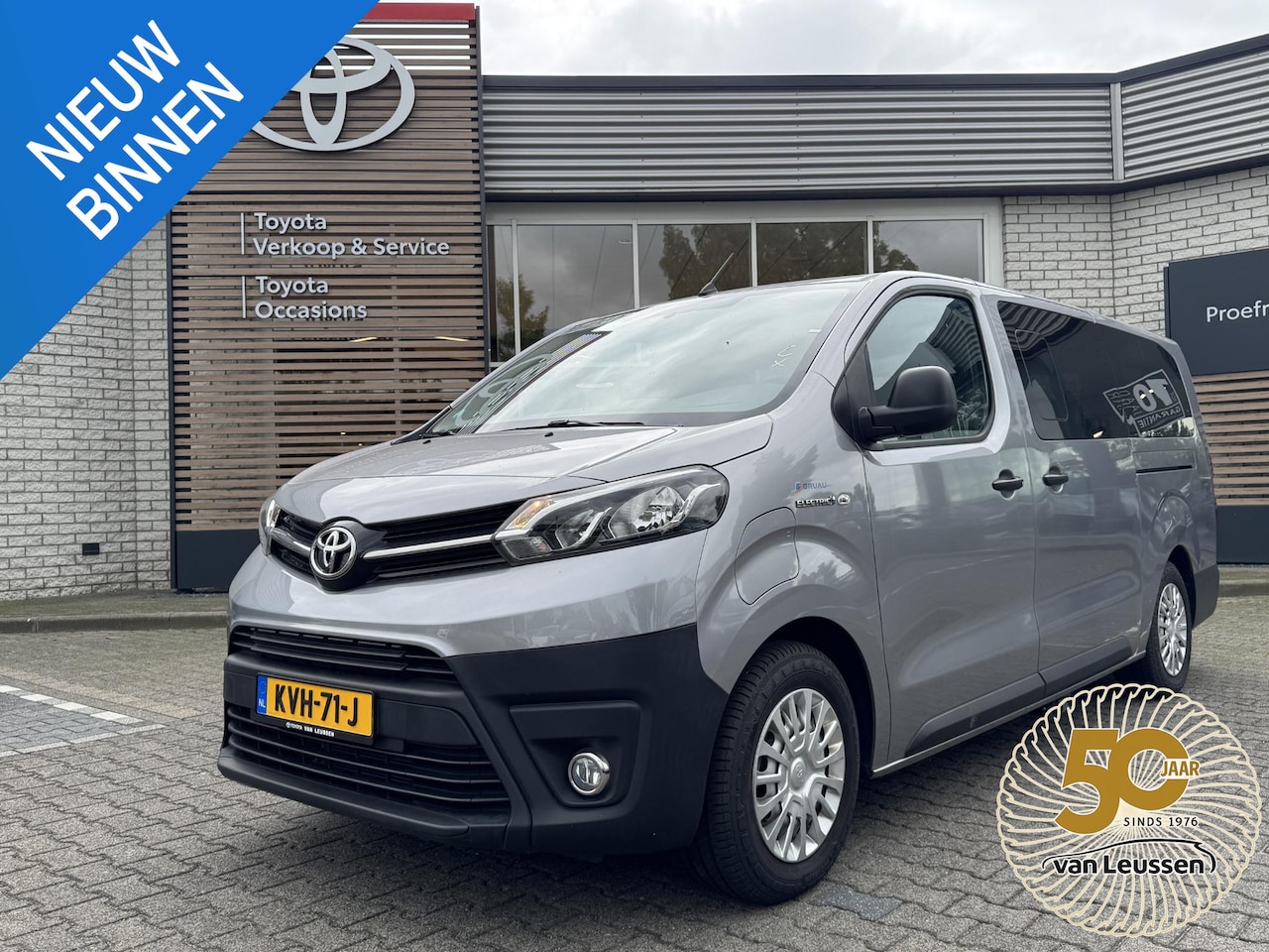 Toyota ProAce Electric Verso - LONG EXTRA RANGE DYNAMIC 75KWH 8-PERSOONS ROLSTOELAUTO VERLAAGD-INBOUW-OPRIJPLAAT 2x SCHUI - AutoWereld.nl
