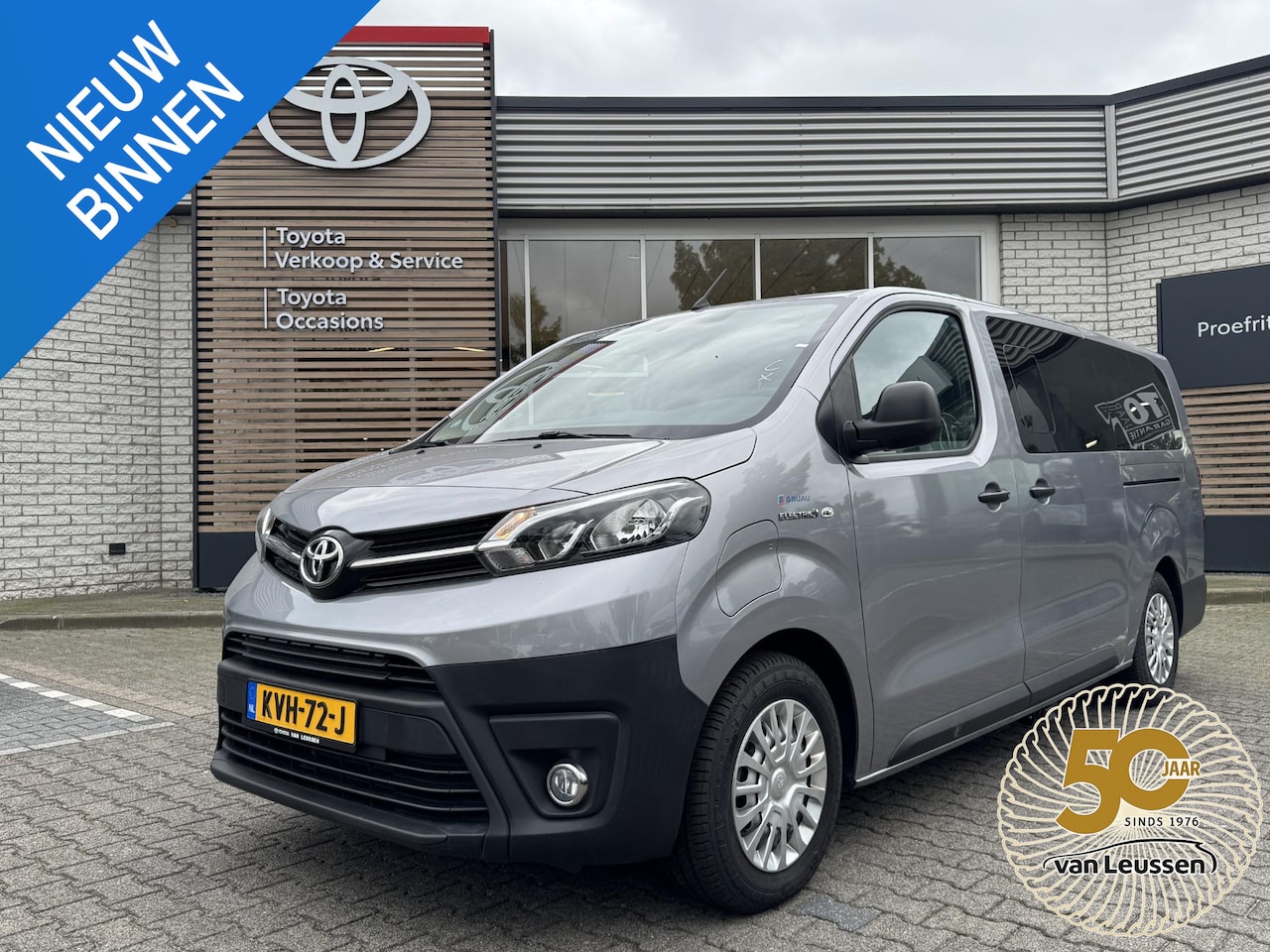 Toyota ProAce Electric Verso - LONG EXTRA RANGE DYNAMIC 75KWH 8-PERSOONS ROLSTOELAUTO VERLAAGD-INBOUW-OPRIJPLAAT 2x SCHUI - AutoWereld.nl