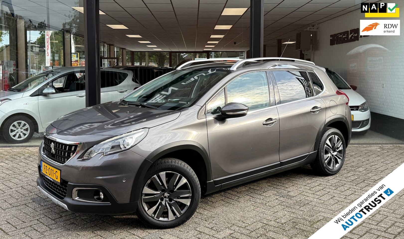 Peugeot 2008 - 1.2 AUTOMAAT | 2e EIG | CLIMATE | CARPLAY | CAMERA | PANO DAK | NAP - AutoWereld.nl