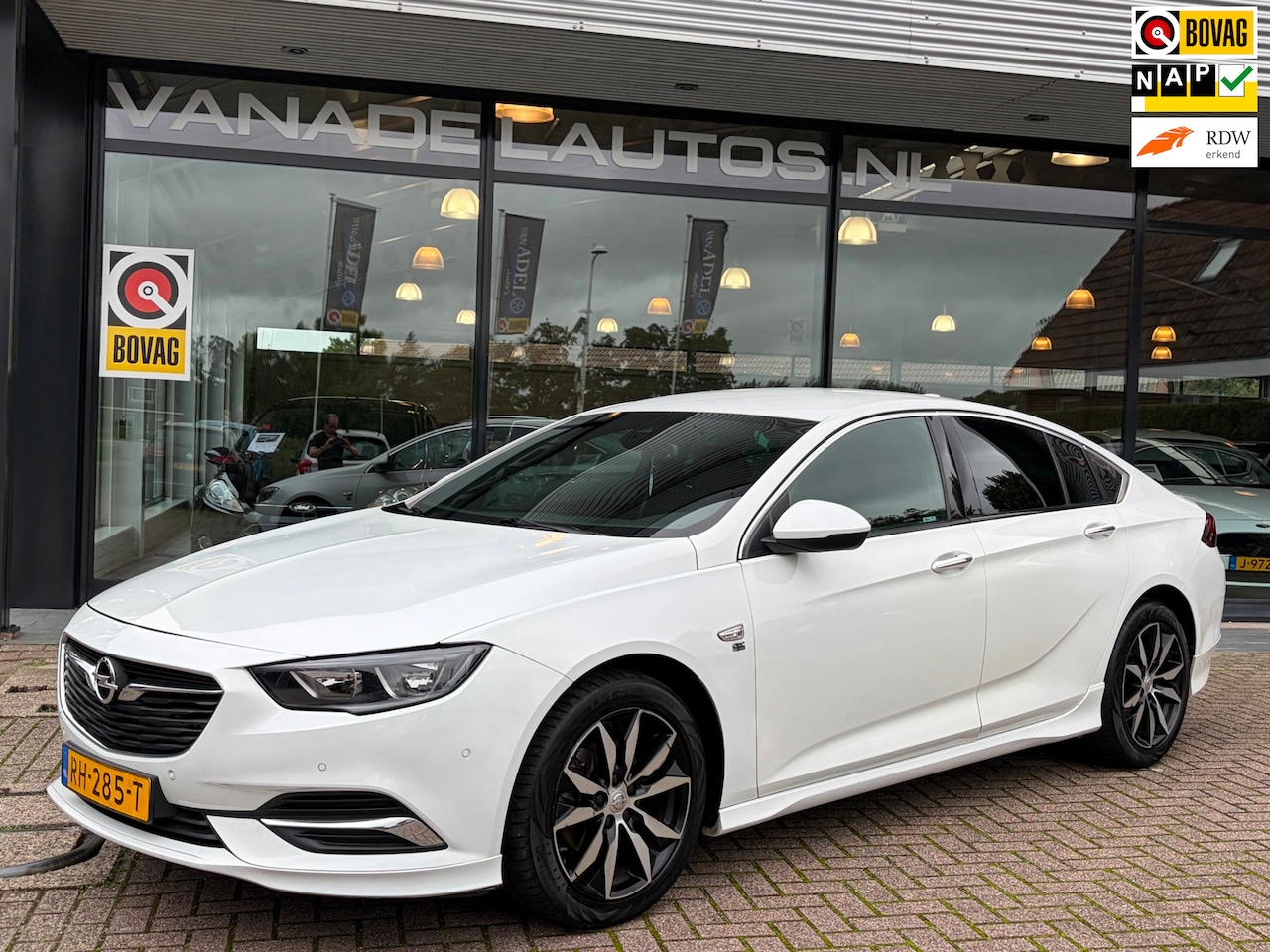 Opel Insignia Grand Sport - 1.5 Turbo Business Executive 5Drs OPC-Pack Leer Camera NL-Auto NAP Dealeronderhouden! - AutoWereld.nl