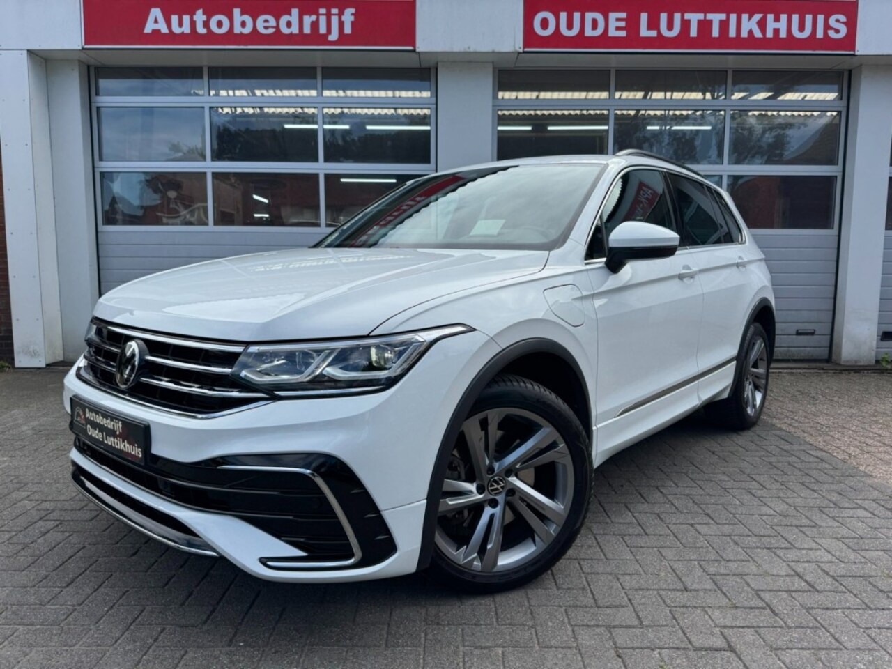 Volkswagen Tiguan - 1.4TSI eHybrid 245PK R-Line Camera Virtual IQ.Light ACC HUD Trekhaak - AutoWereld.nl