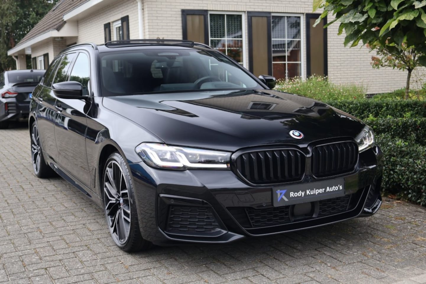 BMW 5-serie - 530e (292pk) M pakket HUD/HenK/Pano/Comfort Stoelen/20inch - AutoWereld.nl