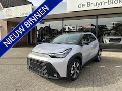 Toyota Aygo X - Hybrid 115 pulse stoelverwarming / keyless start / parkeersensoren voor + achter / Navigat