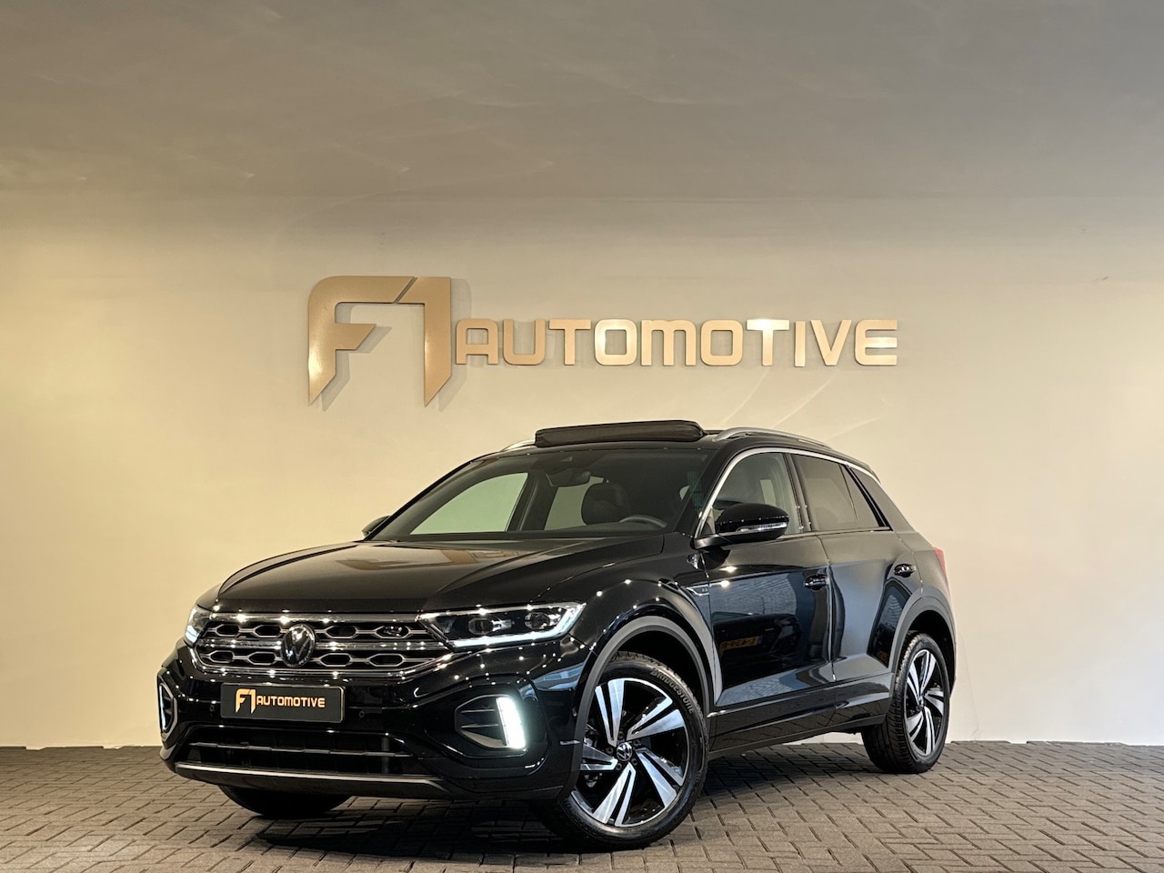 Volkswagen T-Roc - 1.5 TSI R-Line Edition Pano|ACC|Lane Assist|Keyless - AutoWereld.nl