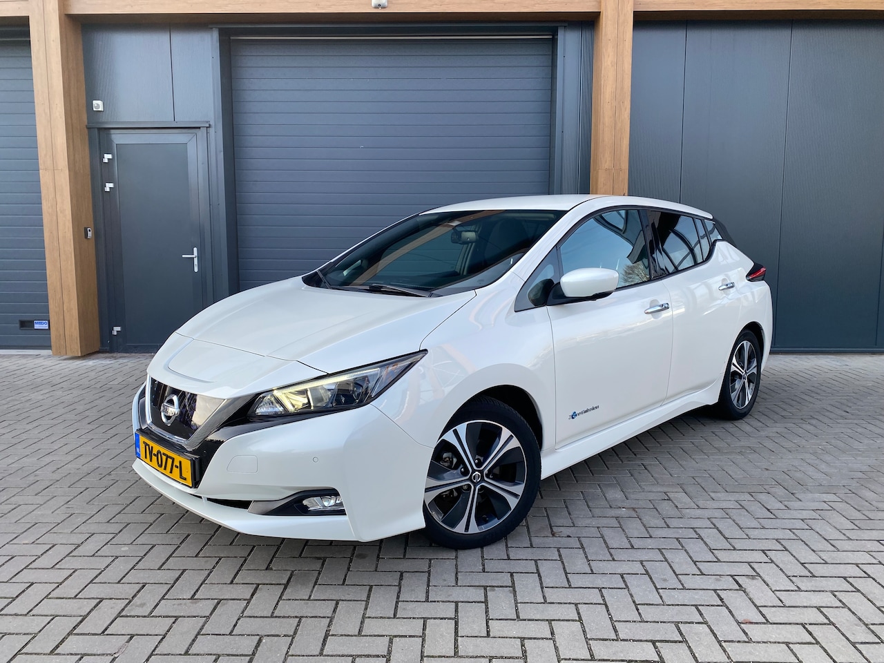 Nissan LEAF - N-Connecta 40 kWh CARPLAY | ALL-SEASON BANDEN | CAMERA | STUUR- EN STOELVERWARMING - AutoWereld.nl