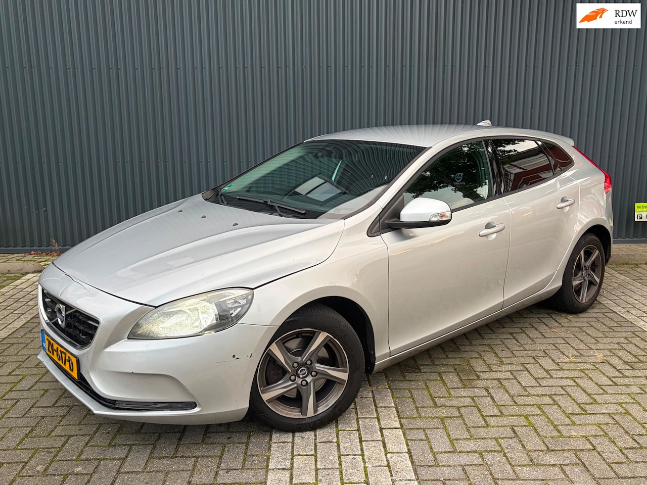 Volvo V40 - 1.6 D2 R Design|AUT Cruise Airco Navi BT - AutoWereld.nl