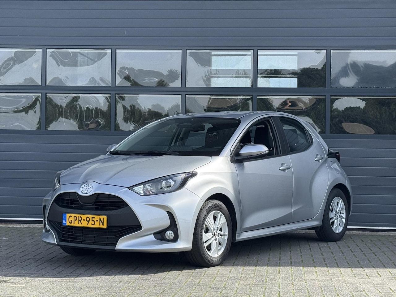 Toyota Yaris - 1.5 HYBRID 115 ACTIVE I AUTOMAAT I APPLE CARPLAY I P-CAMERA I ADAPTIVE CRUISE CONTROL - AutoWereld.nl