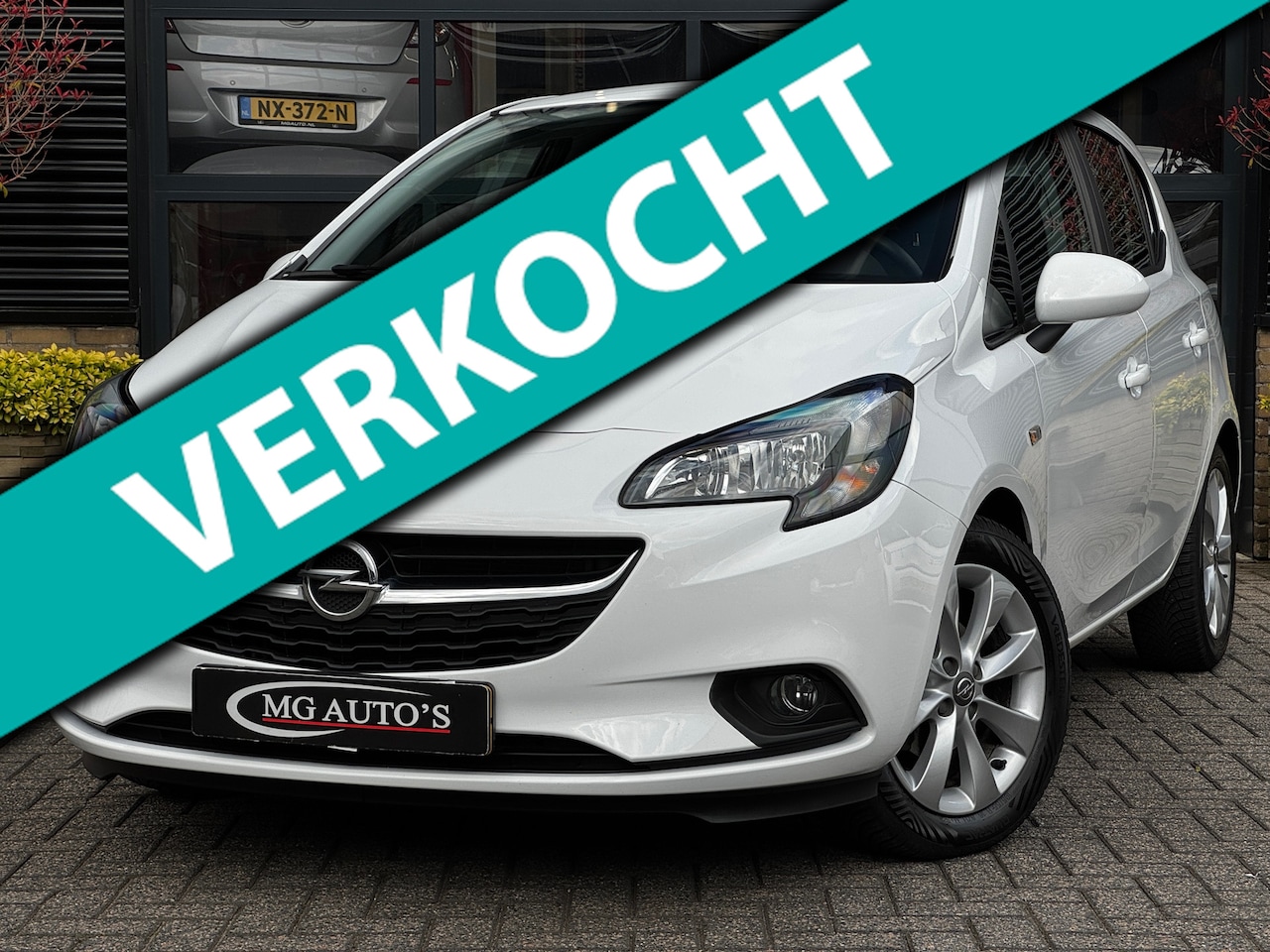 Opel Corsa - 1.4 Favourite | Navigatie | Cruise Control | Parkeersensoren | Dealer Onderhouden | Aircon - AutoWereld.nl