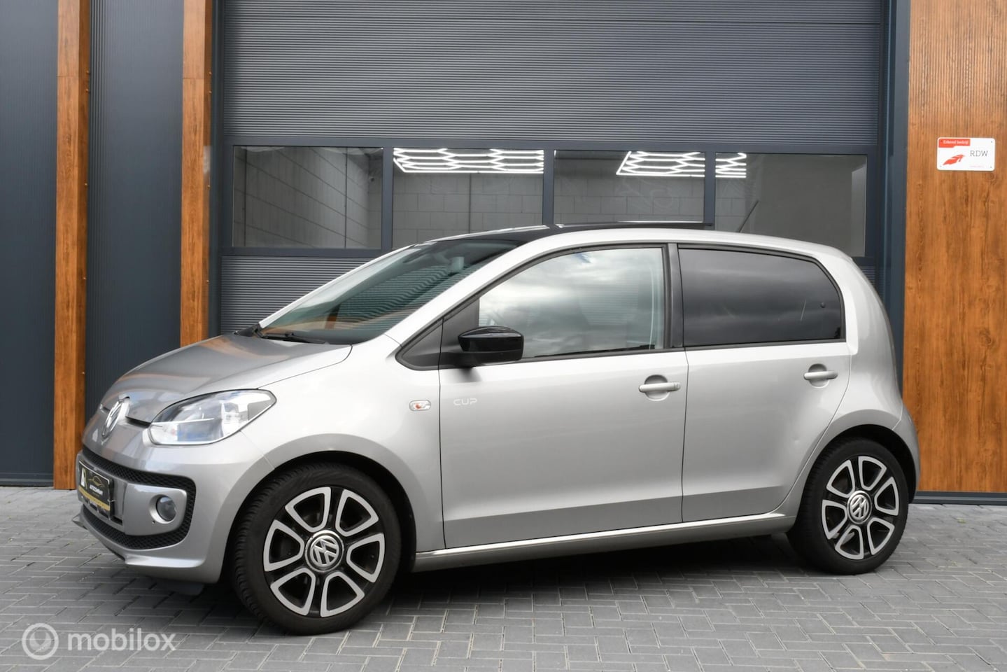 Volkswagen Up! - 1.0 high up! Cup Edition! PANO/AIRCO/NAVI - AutoWereld.nl