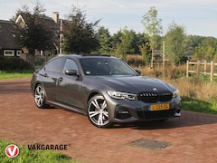 BMW 3-serie - 318i Business Edition | M-Pakket | Panoramadak | Trekhaak | Camera | Sfeerverlichting | Sp