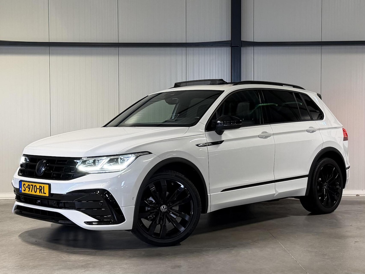 Volkswagen Tiguan - 1.5 TSI R-Line Pano Head-up Trekhaak VOL! - AutoWereld.nl