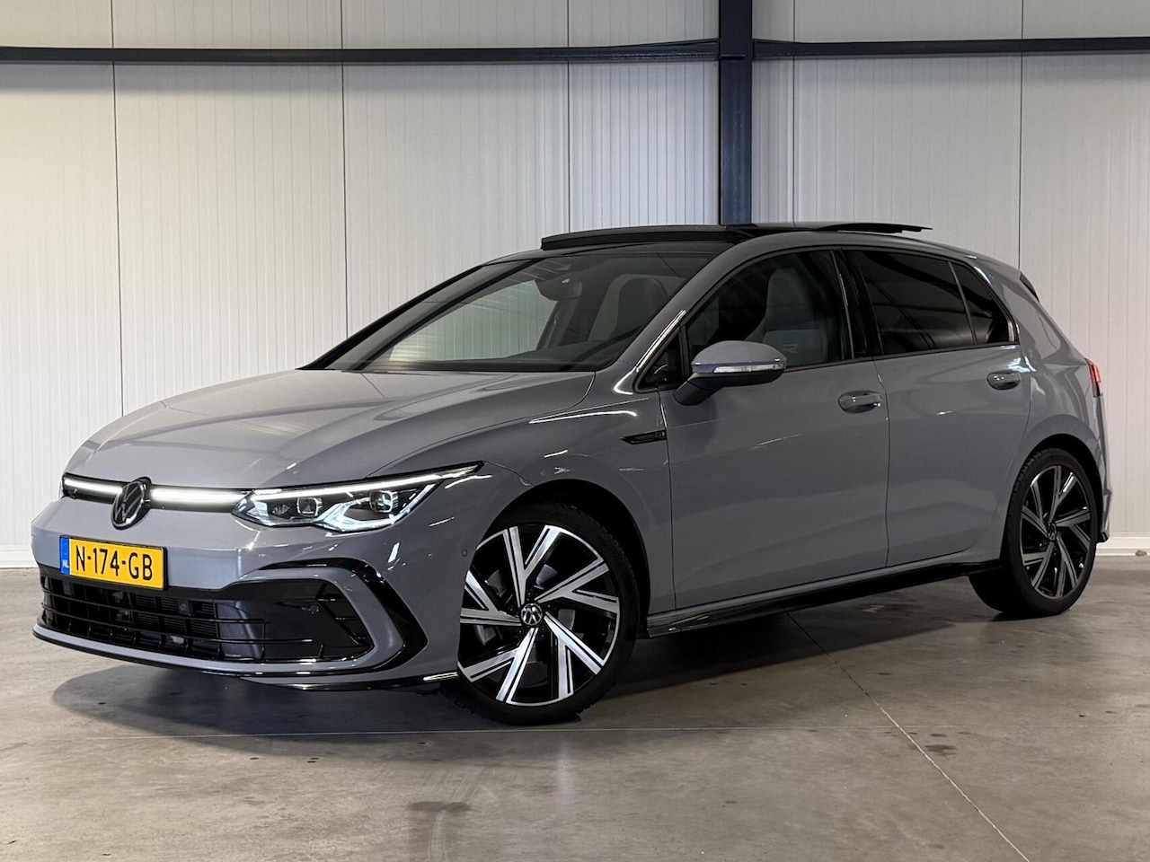 Volkswagen Golf - 1.5 eTSI R-Line Pano Virtual Camera IQ Light - AutoWereld.nl