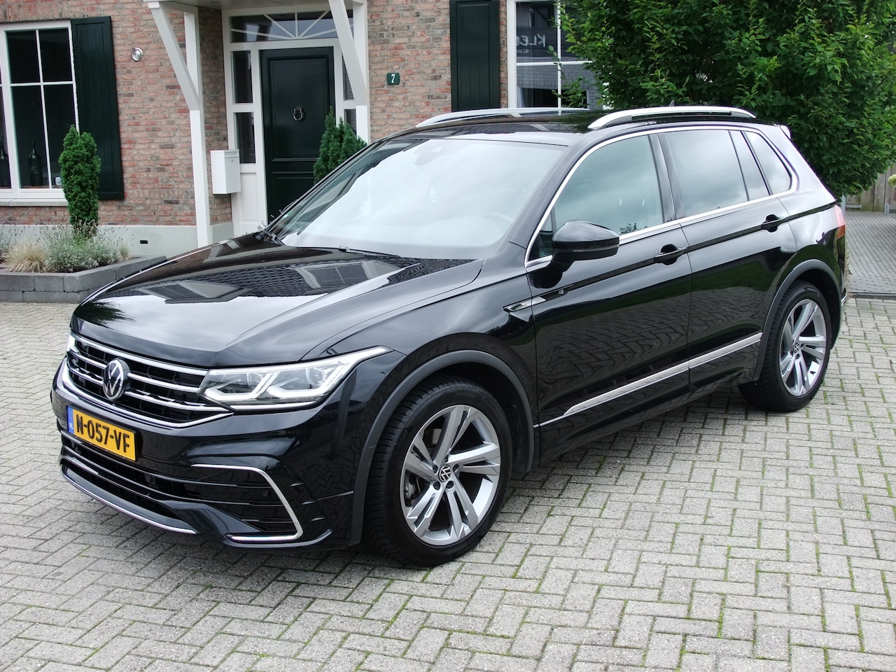 Volkswagen Tiguan - 1.5 TSI R-Line 1.5 TSI R-Line , Camera , Adap-cruise , IQ-led , Trekhaak , Carplay enz. - AutoWereld.nl