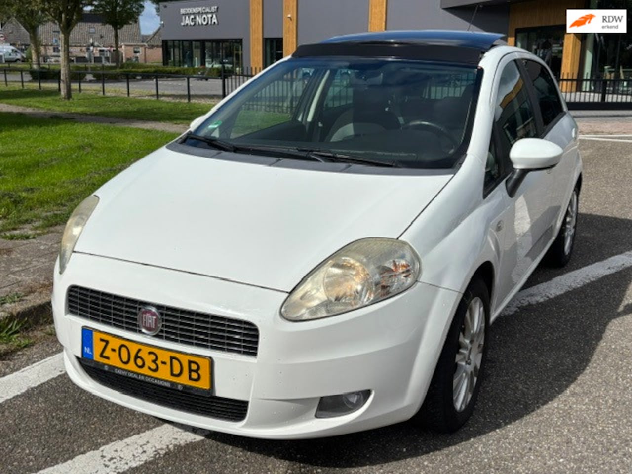 Fiat Grande Punto - 1.4 Active 5-Drs Airco Electric pakket Audio LMV 16" PDC 2 x open dak ABS EBD Nieuwe Apk! - AutoWereld.nl