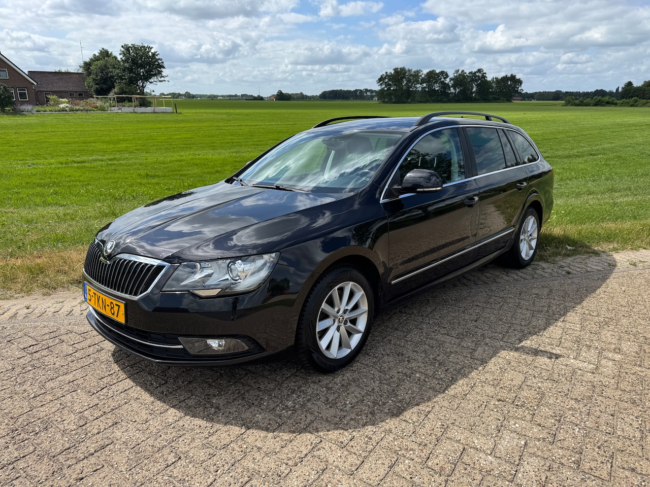 Skoda Superb Combi - 1.8 TSI Ambition o.a. met trekhaak, navigatie, comfortstoelen, cruise control en een multifunctioneel stuur - AutoWereld.nl