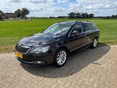 Skoda Superb Combi - 1.8 TSI Ambition o.a. met trekhaak, navigatie, comfortstoelen, cruise control en een multifunctioneel stuur