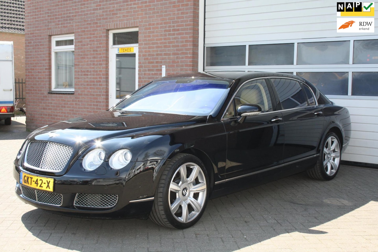 Bentley Continental Flying Spur - 6.0 W12 Zwart Met Creme Lederen Interieur 93.000Km Zeer Nette Auto!!! Boekjes aanwezig. - AutoWereld.nl