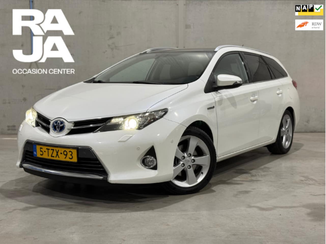 Toyota Auris Touring Sports - 1.8 Hybrid Lease+ Cruise Clima Pano Nieuwstaat - AutoWereld.nl