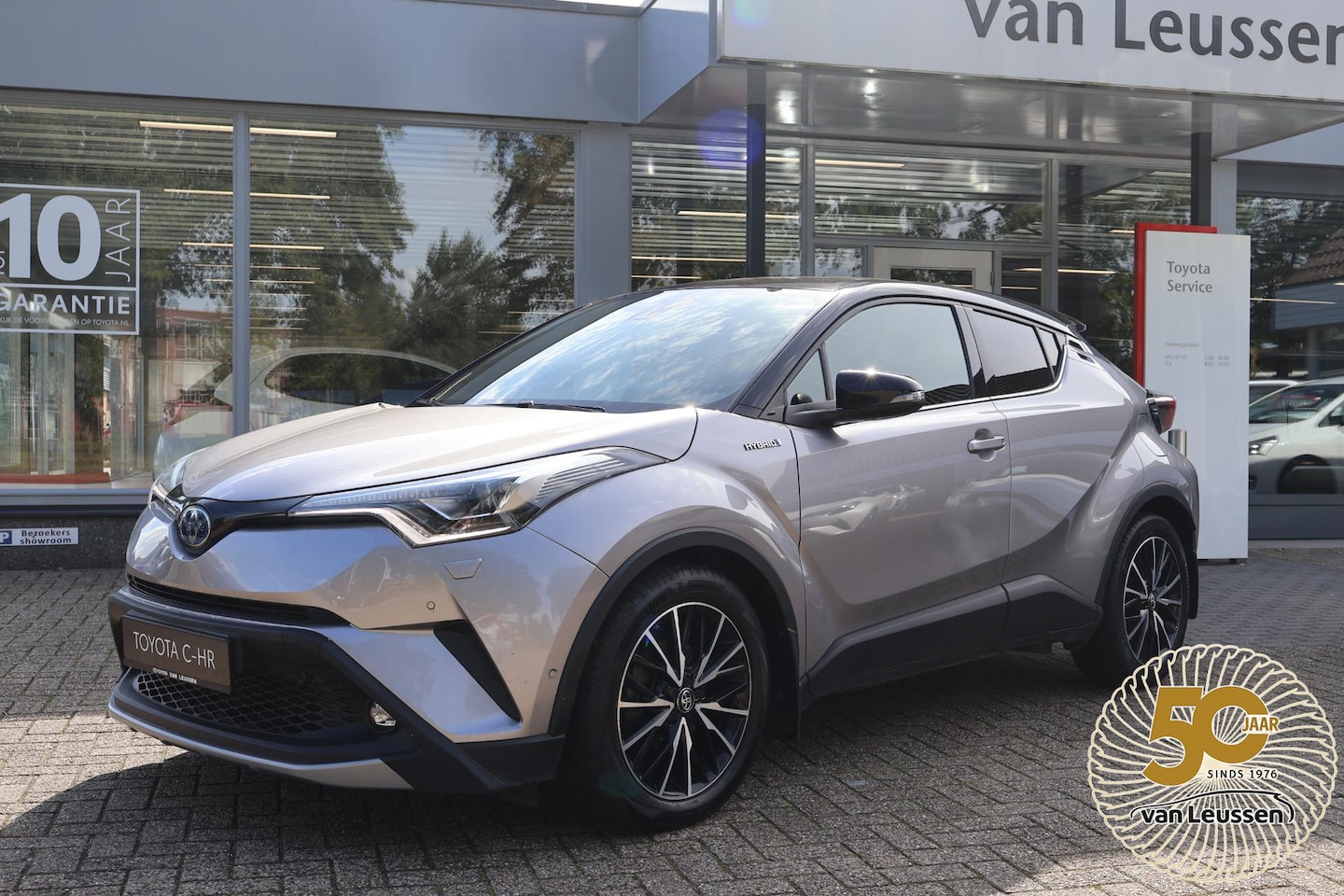 Toyota C-HR - 1.8 Hybrid Bi-Tone STOEL/STUURVERW PARK-SENSOREN DODEHOEK DETECTIE LM-VELGEN BLUETOOTH CAM - AutoWereld.nl