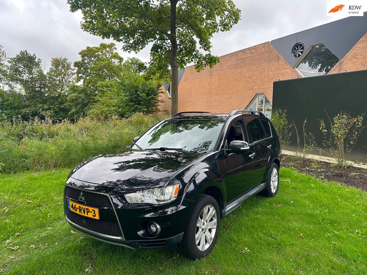 Mitsubishi Outlander - 2.0 Instyle Airco Pano PDC Xenon Trekhaak - AutoWereld.nl