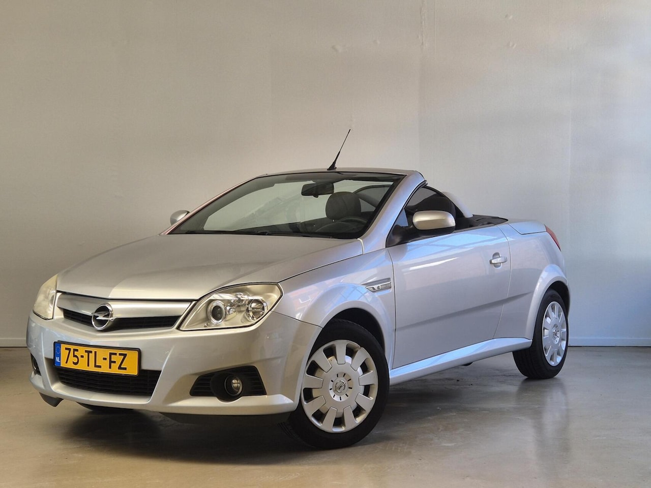 Opel Tigra TwinTop - 1.4-16V Rhythm 1.4-16V Rhythm / Nieuwe APK - AutoWereld.nl