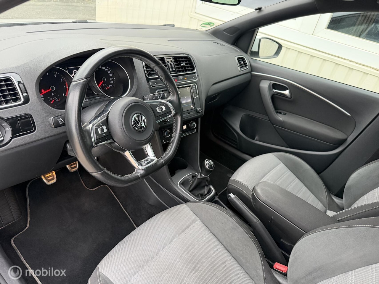 Volkswagen Polo - 1.2 TSI 110PK 3X R-Line Panoramadak Xenon - AutoWereld.nl