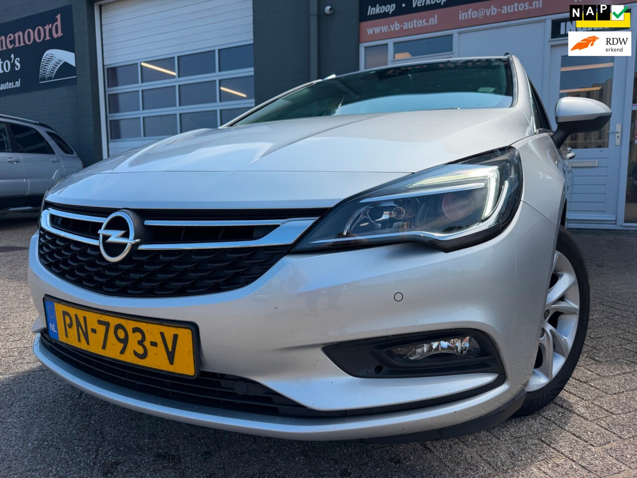 Opel Astra Sports Tourer - 1.0 Innovation van 2de Eig met parkeersensoren en navigatie en bluetooth en cruis controle - AutoWereld.nl