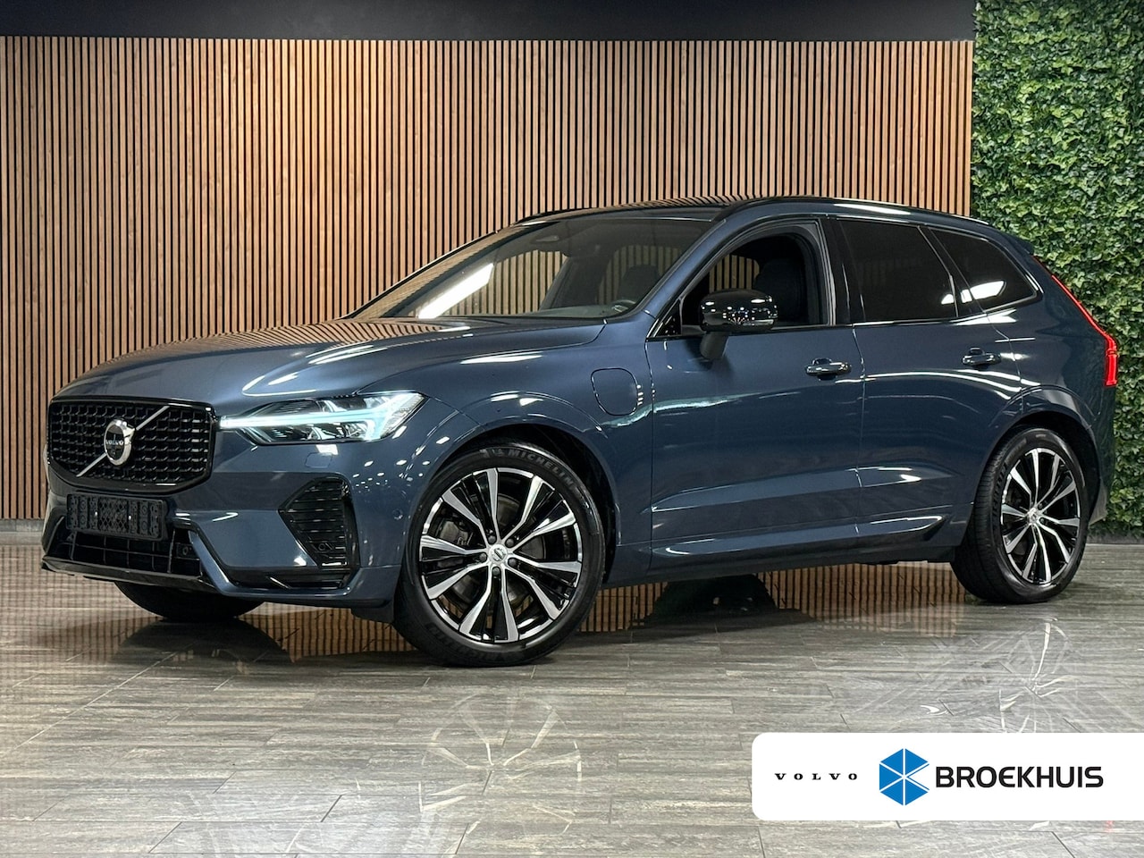 Volvo XC60 - T8 AWD Recharge Plus Dark | Luchtvering | Trekhaak | 360° Camera | Harman Kardon | 455pk | - AutoWereld.nl