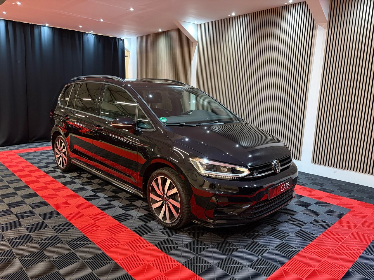 Volkswagen Touran - 1.5 TSI Highline Executive R-Line-pakket 7p Pano Virtual Camera Keyless ACC Trekhaak - AutoWereld.nl