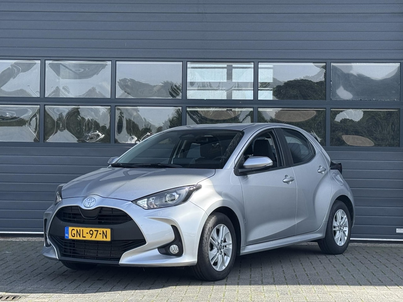 Toyota Yaris - 1.5 HYBRID 115 ACTIVE I AUTOMAAT I APPLE CARPLAY I P-CAMERA I ADAPTIVE CRUISE CONTROL - AutoWereld.nl
