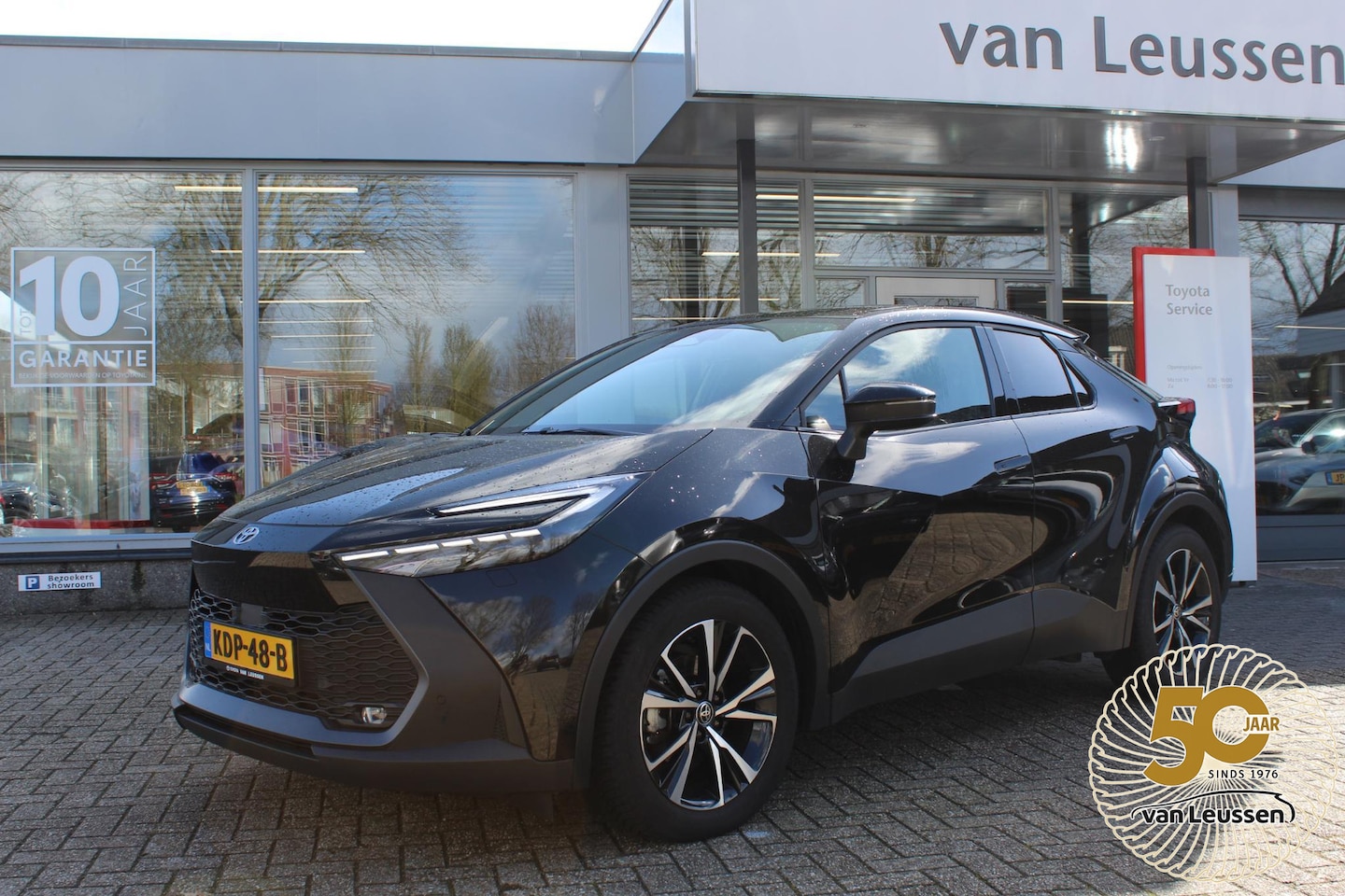 Toyota C-HR - 1.8 HYBRID 140 FIRST-EDITION DODEHOEK DETECTIE KEYLESS STUUR&STOELVERW EL-A.KLEP LED DAB - AutoWereld.nl