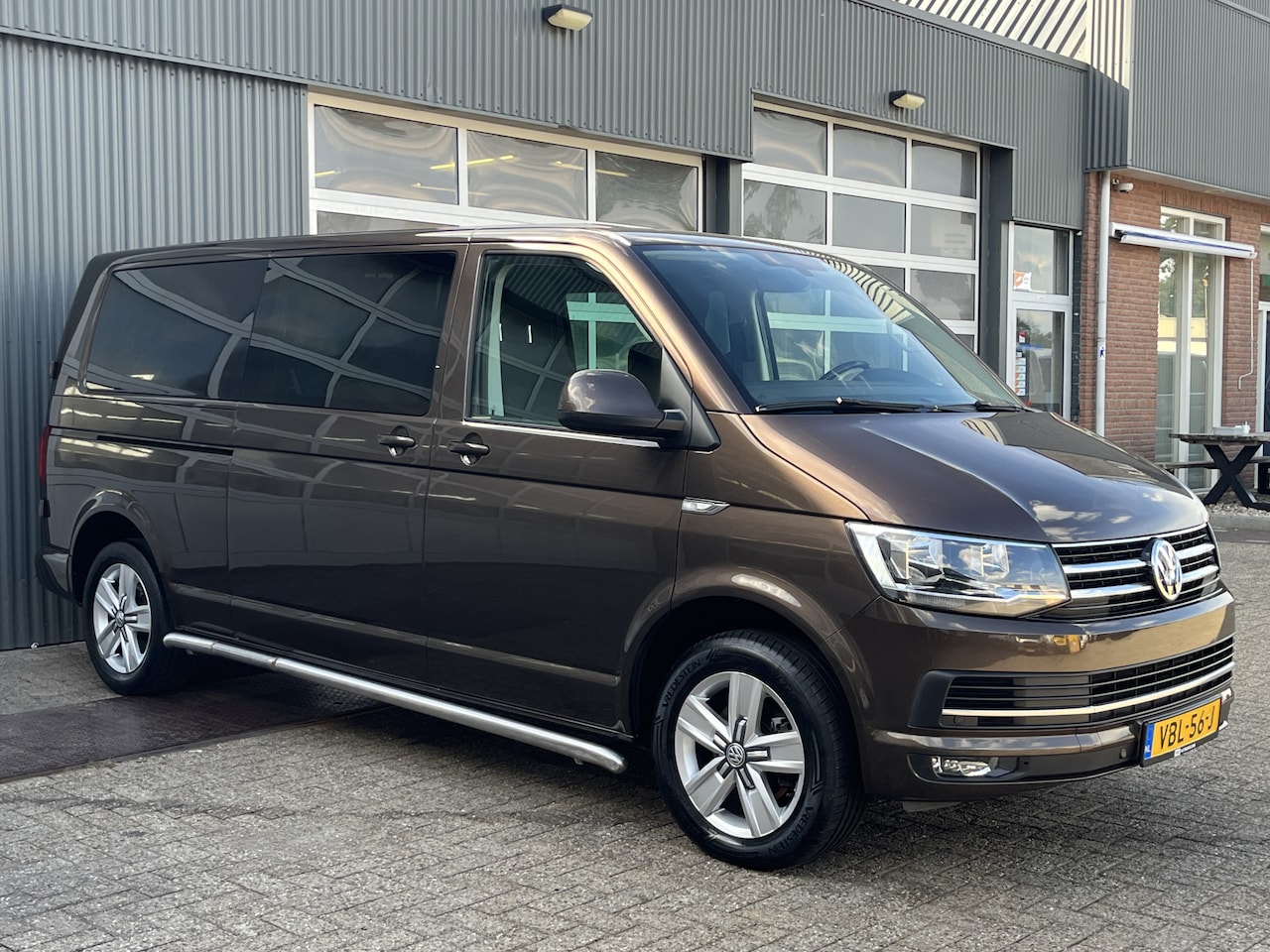 Volkswagen Transporter - 2.0 TDI L2H1 DC Highline Dubbele schuifdeur Airco Cruise controle Apple carplay Achterruit - AutoWereld.nl