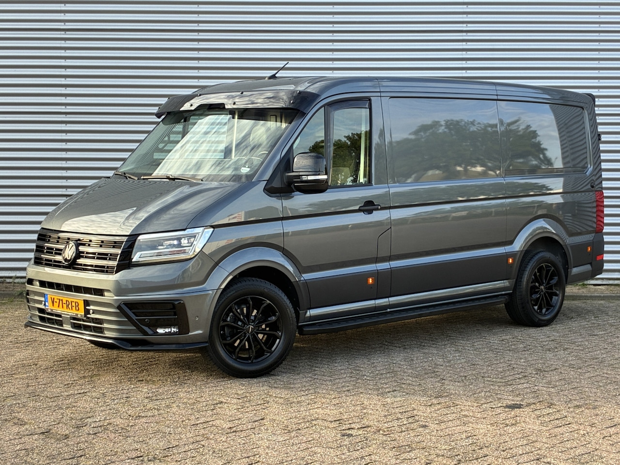 Volkswagen Crafter - 177PK L3H2 • Indium Grey • Black Styling Package • FULL OPTION - AutoWereld.nl