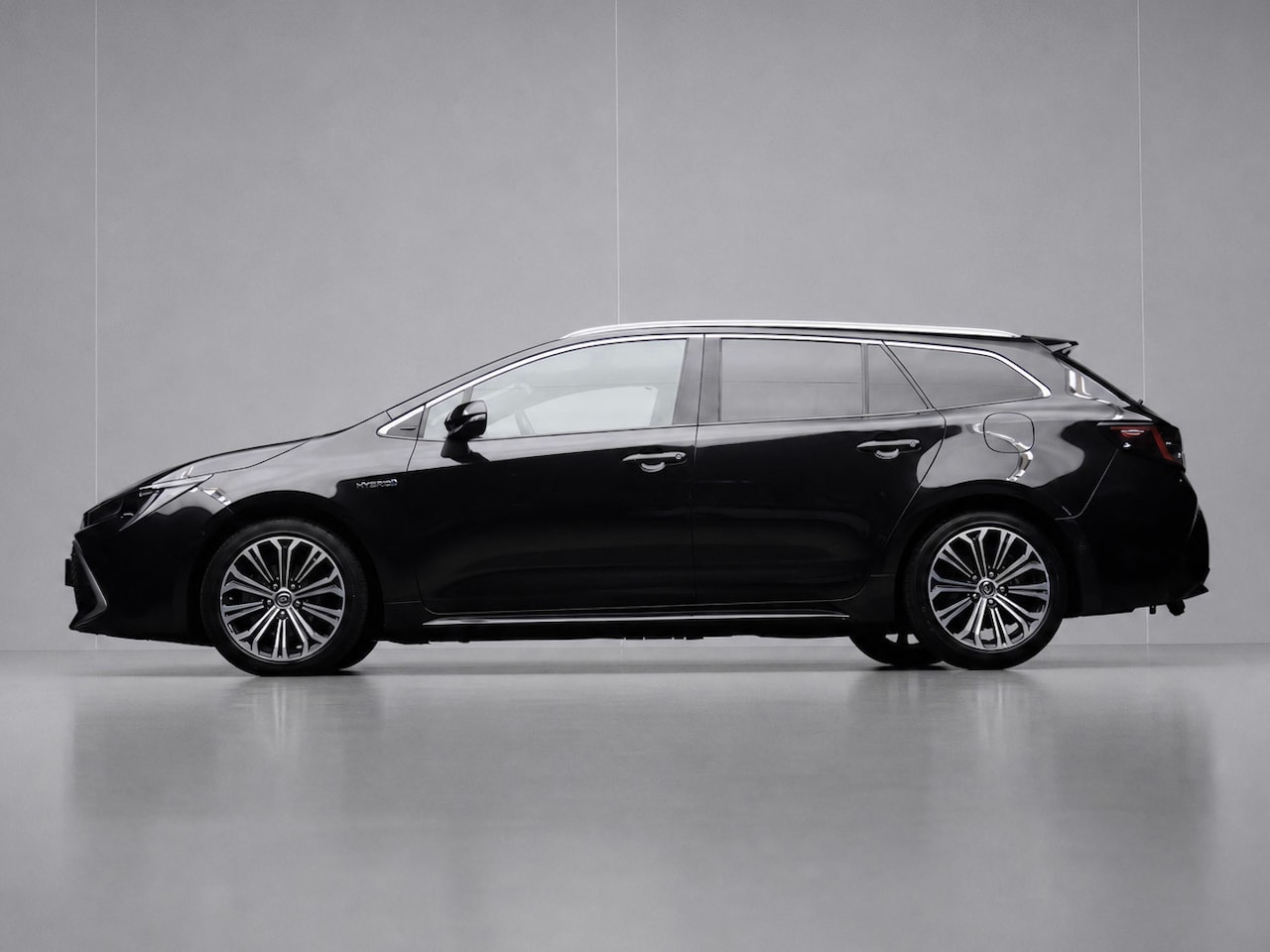 Toyota Corolla Touring Sports - 1.8 Hybrid Executive Sport (NAVI,CAMERA,STOELVERWARMING,CRUISE,LED,GETINT,SPORTSTOELEN,LM - AutoWereld.nl