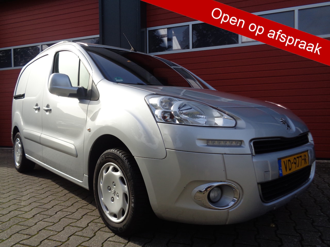 Peugeot Partner - 120 1.6 e-HDI L1 Navteq 2Tronic Airco Cruise Navi Trekhaak NL-Auto - AutoWereld.nl