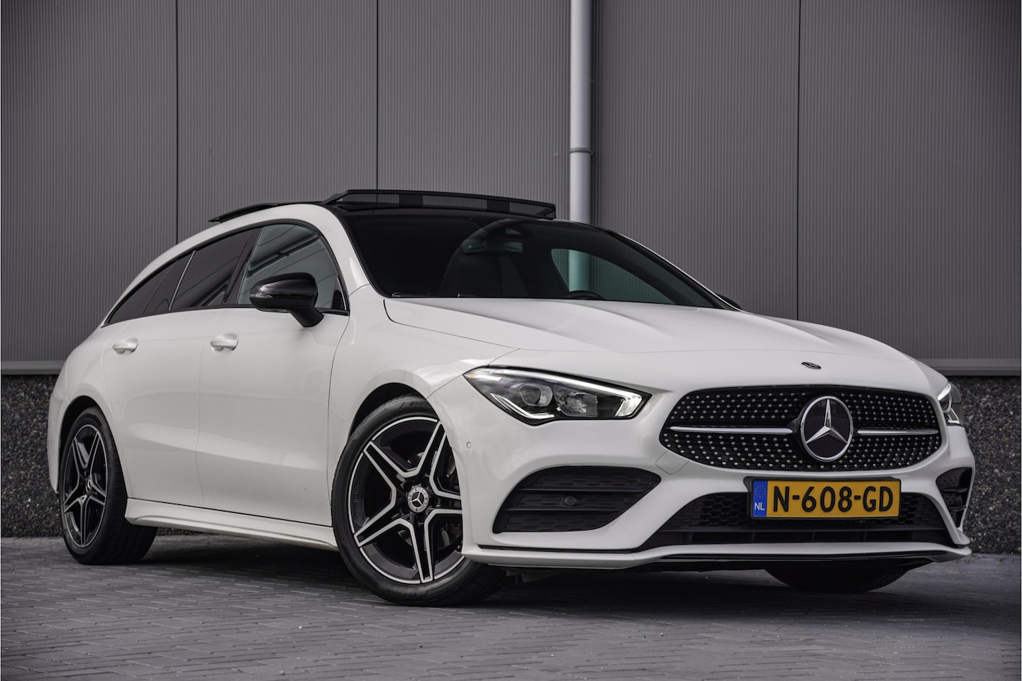Mercedes-Benz CLA-klasse Shooting Brake - 180 AMG, PANO, SFEER, CAMERA, TREKHAAK - AutoWereld.nl