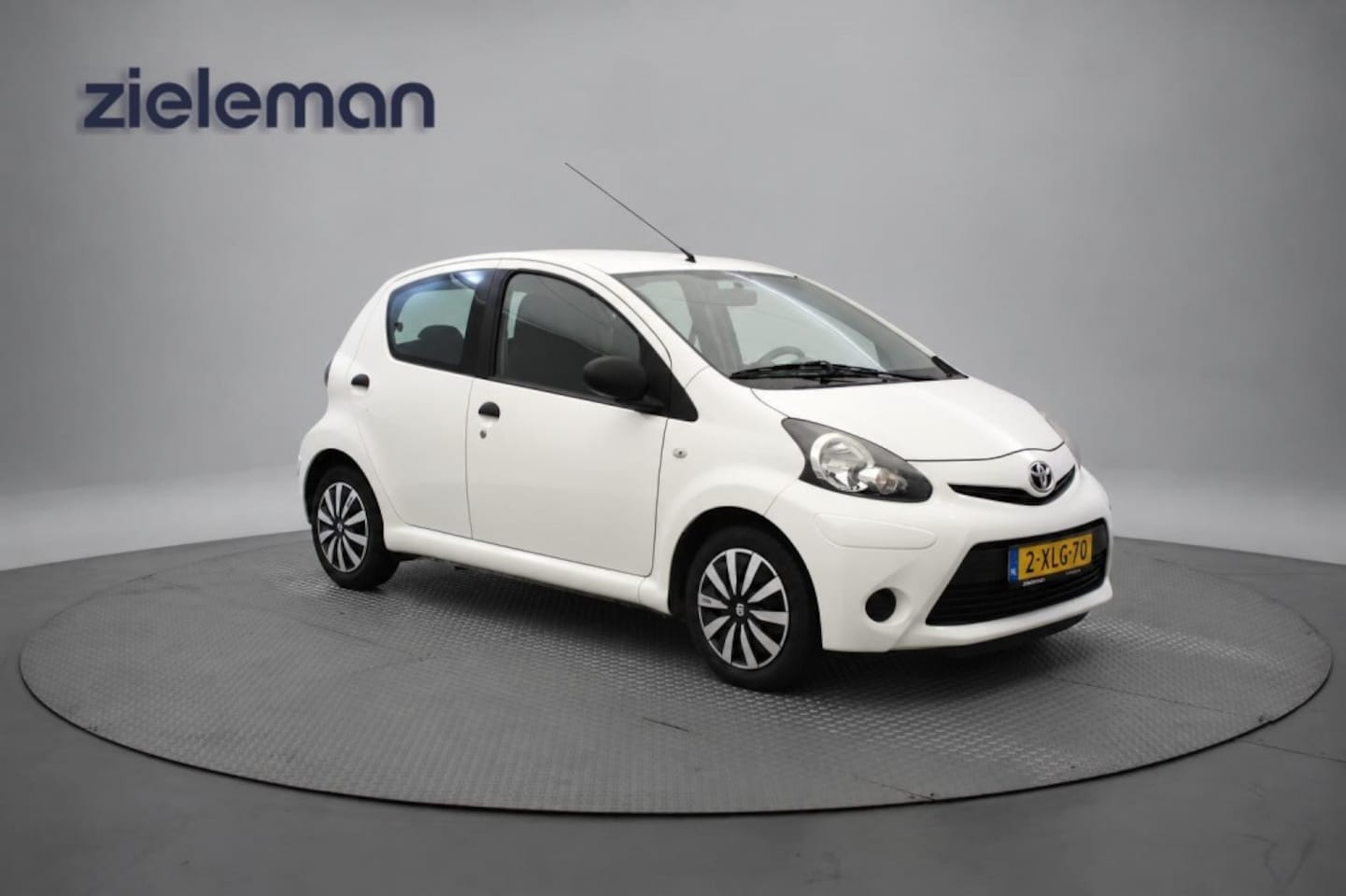 Toyota Aygo - 1.0 VVT-i Now 5 Deurs - Airco, Navi, Trekhaak, Nieuwe APK! - AutoWereld.nl