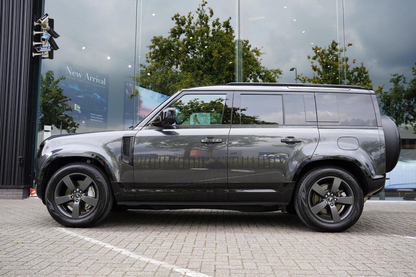 Land Rover Defender 110 - P300 E X-Dynamic HSE GERESERVEERD - AutoWereld.nl